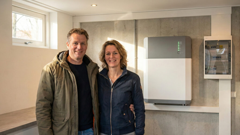 Nederlands echtpaar bij hun thuisbatterij - vroege adopters van energieopslag